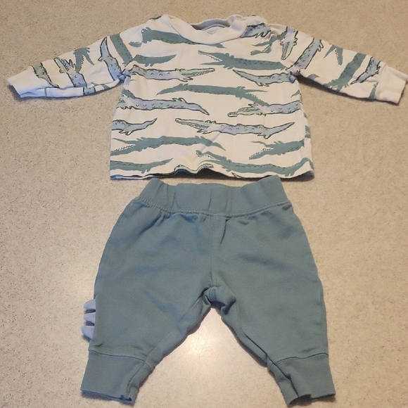 Carter's 2pc Crocodile Outfit - Picture 1 of 5